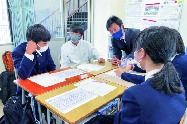 高校生の留学生と一緒に