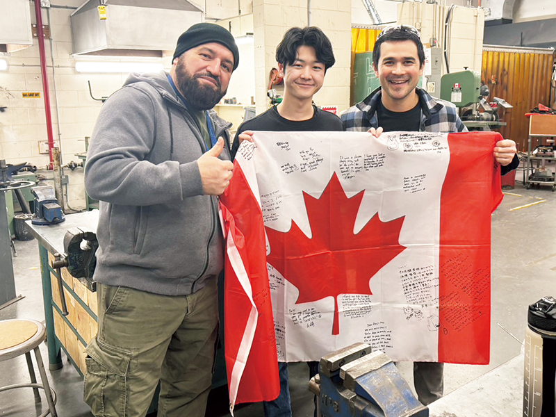 選択授業「Metal Work(鉄工)」の最後の日に先生と記念撮影