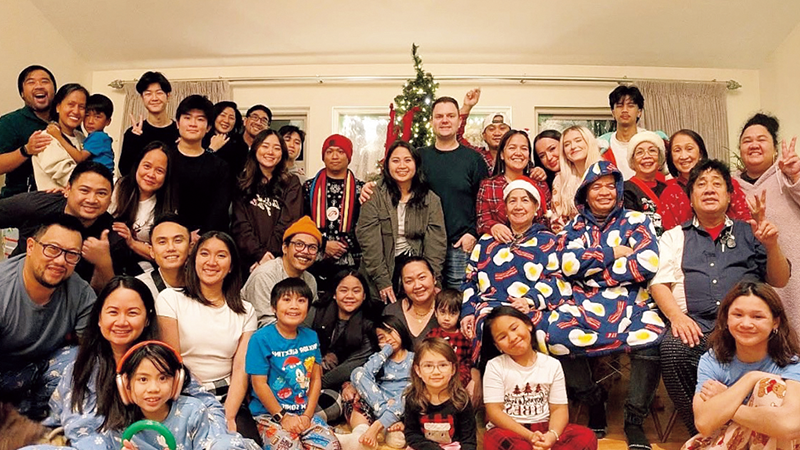 ホストファミリーの家族とクリスマスパーティ